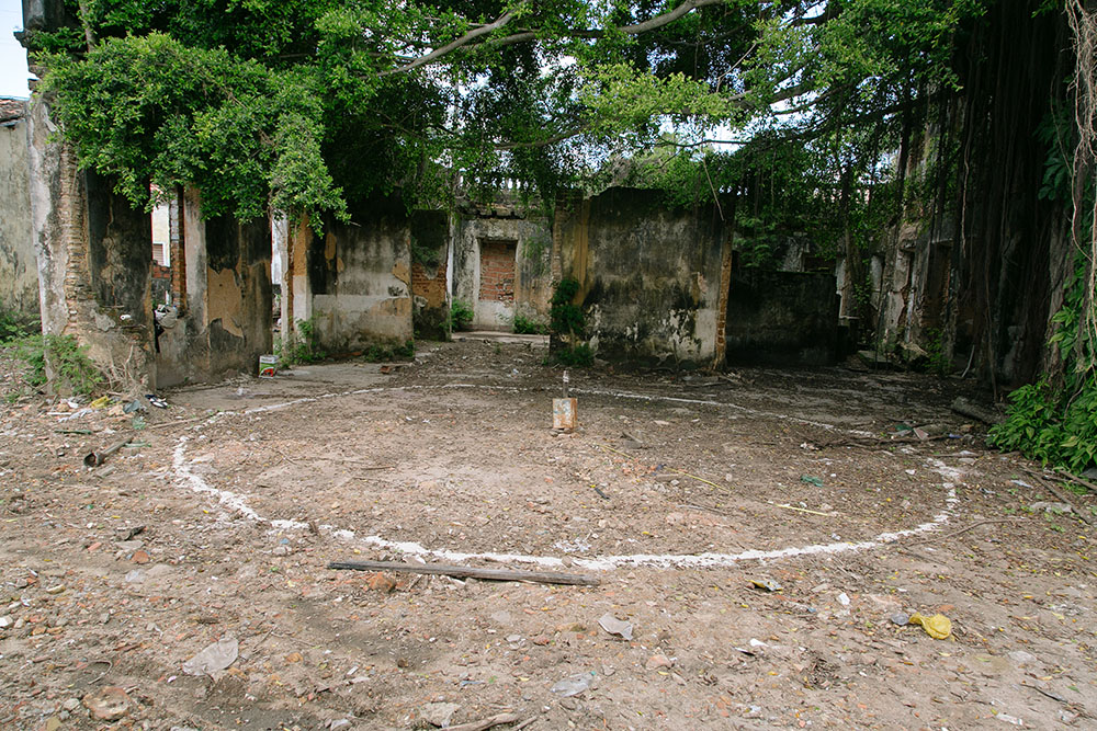 Registro da construção do Teatro Antômico da Terra, na Ilha de Itaparica, obra de Camila Sposati para a Terceira Bienal da Bahia  Foto Alfredo Mascarenhas